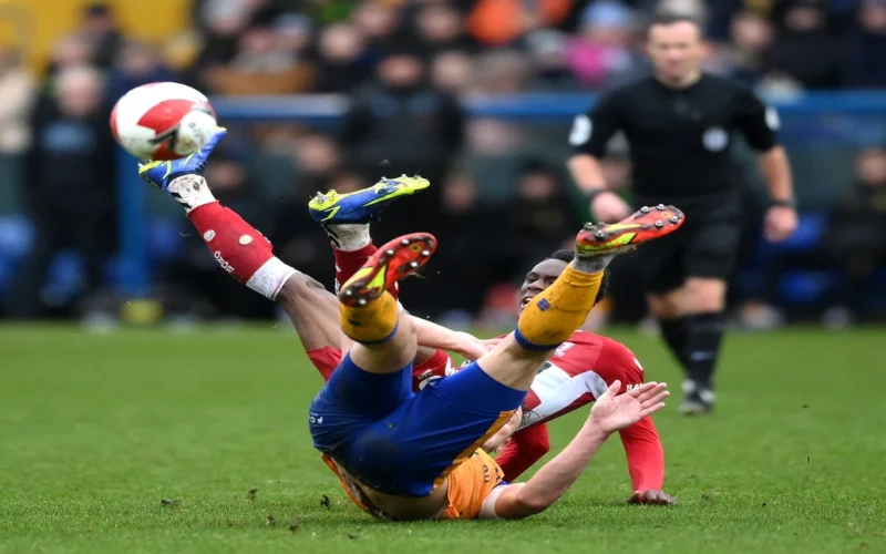 عقوبة الاتحاد الإنجليزي: إيقاف لاعب بعد استهداف مناطق حساسة للمنافسين